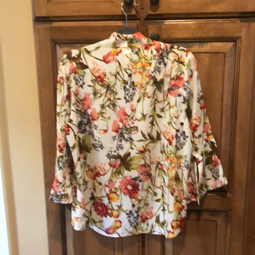 Jennie & Marlis 100% polyester V-neck blouse - Picture 5 of 6